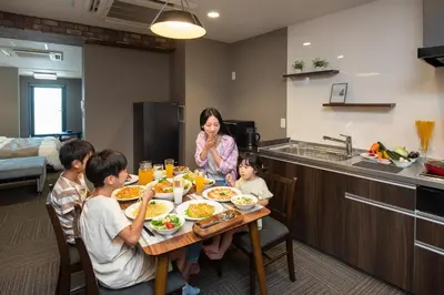 a family sitting at a table eating food at \uff25\uff2e\uff34 \uff34\uff25\uff32\uff32\uff21\uff23\uff25 \uff21\uff33\uff21\uff2b\uff35\uff33\uff21 - Vacation STAY 85544v in Tokyo