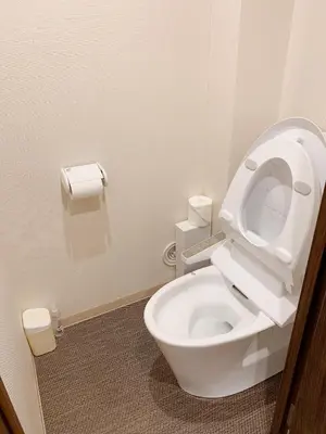 a bathroom with a toilet with the seat up at \u7121\u6599wi-fi JING HOUSE \u79cb\u8449\u539f \u96fb\u52d5\u81ea\u8ee2\u8eca\u30ec\u30f3\u30bf\u30eb in Tokyo