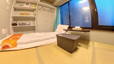 a room with a bed and a desk and a window at \u7121\u6599wi-fi JING HOUSE \u79cb\u8449\u539f \u96fb\u52d5\u81ea\u8ee2\u8eca\u30ec\u30f3\u30bf\u30eb in Tokyo