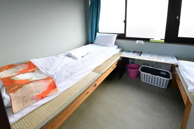 a small room with a bed and a desk at \u7121\u6599wi-fi JING HOUSE \u79cb\u8449\u539f \u96fb\u52d5\u81ea\u8ee2\u8eca\u30ec\u30f3\u30bf\u30eb in Tokyo