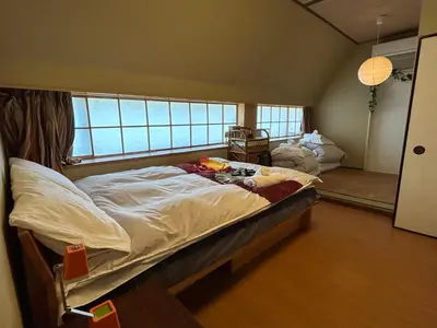 a large bed in a room with a window at \u65b0\u5bbf\u99c52\u5206 jr\u65b0\u5927\u4e45\u4fdd\u99c5\u5f92\u6b698\u5206 \u6b4c\u821e\u4f0e\u753a\u5f92\u6b6910\u5206 in Tokyo
