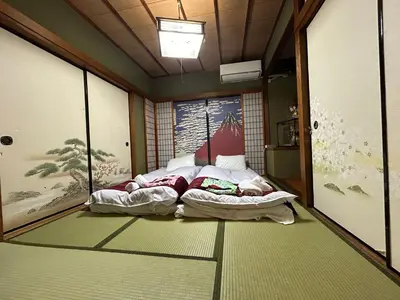 a room with two beds in the middle at \u65b0\u5bbf\u99c52\u5206 jr\u65b0\u5927\u4e45\u4fdd\u99c5\u5f92\u6b698\u5206 \u6b4c\u821e\u4f0e\u753a\u5f92\u6b6910\u5206 in Tokyo