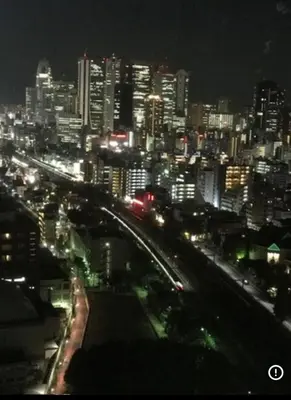 a city lit up at night with a city at \u65b0\u5bbf\u99c52\u5206 jr\u65b0\u5927\u4e45\u4fdd\u99c5\u5f92\u6b698\u5206 \u6b4c\u821e\u4f0e\u753a\u5f92\u6b6910\u5206 in Tokyo