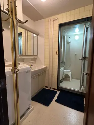 a bathroom with a tub and a sink and a shower at \u65b0\u5bbf\u99c52\u5206 jr\u65b0\u5927\u4e45\u4fdd\u99c5\u5f92\u6b698\u5206 \u6b4c\u821e\u4f0e\u753a\u5f92\u6b6910\u5206 in Tokyo