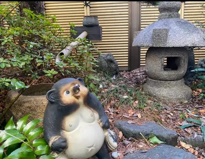 a statue of a monkey sitting on the ground at \u65b0\u5bbf\u99c52\u5206 jr\u65b0\u5927\u4e45\u4fdd\u99c5\u5f92\u6b698\u5206 \u6b4c\u821e\u4f0e\u753a\u5f92\u6b6910\u5206 in Tokyo