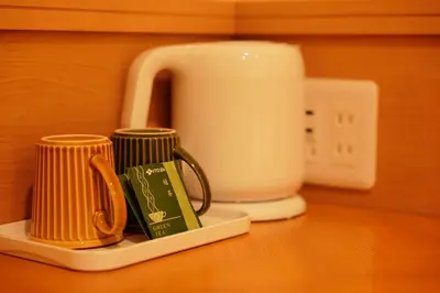 a coffee maker and two cups on a counter at \u82e5\u6d45\u8349\u548c\u5fc3\u30db\u30c6\u30eb in Tokyo
