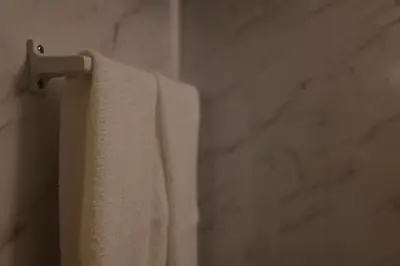 a towel hanging on a towel rack in a bathroom at \u82e5\u6d45\u8349\u548c\u5fc3\u30db\u30c6\u30eb in Tokyo