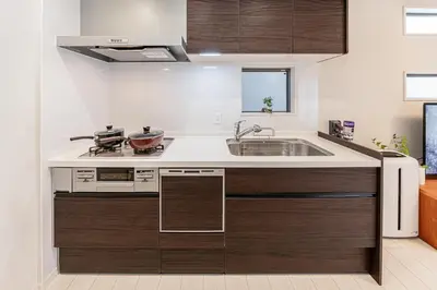 a kitchen with wooden cabinets and a sink at \u6c60\u888b\u5546\u5708jr\u5c71\u624b\u7dda \u5927\u585a\u99c5\u3088\u308a\u65b0\u7b51\u5225\u8358 in Tokyo