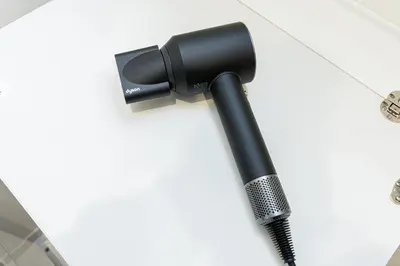 a black microphone on a white table at \u6c60\u888b\u5546\u5708jr\u5c71\u624b\u7dda \u5927\u585a\u99c5\u3088\u308a\u65b0\u7b51\u5225\u8358 in Tokyo