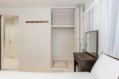 a bedroom with a bed and a mirror and a closet at \u6c60\u888b\u5546\u5708jr\u5c71\u624b\u7dda \u5927\u585a\u99c5\u3088\u308a\u65b0\u7b51\u5225\u8358 in Tokyo