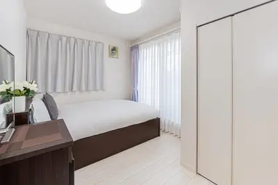 a bedroom with a bed and a desk and a mirror at \u6c60\u888b\u5546\u5708jr\u5c71\u624b\u7dda \u5927\u585a\u99c5\u3088\u308a\u65b0\u7b51\u5225\u8358 in Tokyo