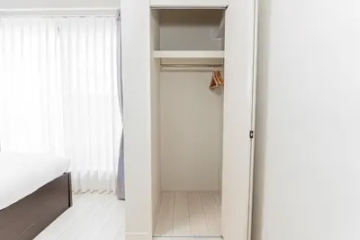 a bedroom with a closet with a door open at \u6c60\u888b\u5546\u5708jr\u5c71\u624b\u7dda \u5927\u585a\u99c5\u3088\u308a\u65b0\u7b51\u5225\u8358 in Tokyo