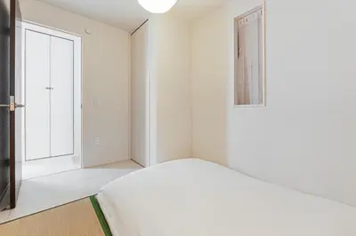 a white room with a bed and a window at \u6c60\u888b\u5546\u5708jr\u5c71\u624b\u7dda \u5927\u585a\u99c5\u3088\u308a\u65b0\u7b51\u5225\u8358 in Tokyo