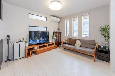 a living room with a couch and a flat screen tv at \u6c60\u888b\u5546\u5708jr\u5c71\u624b\u7dda \u5927\u585a\u99c5\u3088\u308a\u65b0\u7b51\u5225\u8358 in Tokyo