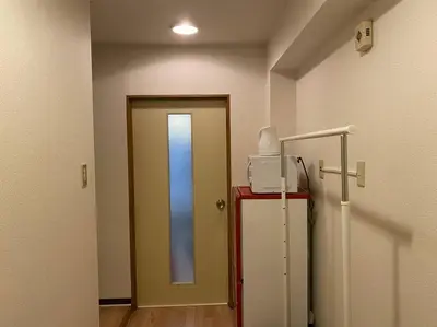 an empty room with a door and a television at \u526f\u90fd\u5fc3\u7dda\u6c60\u888b\u99c5C1\u51fa\u53e3\u304b\u3089\u5f92\u6b693\u5206 1\u304b\u6708\u4ee5\u4e0a\u306e\u3054\u4e88\u7d04\u306f6\u5272Off in Tokyo