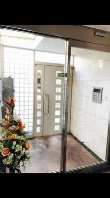 a glass door with a christmas tree in a room at \u90fd\u5fc3\u306e\u5bb630 square meter king size bed, step meter, 3-person room201 in Tokyo