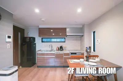 a kitchen with a table and chairs in a room at \u65b0\u5bbf\u4e2d\u5fc3\u9ad8\u7d1a\u7a00\u6709\u65b0\u5efa\u5225\u5885\uff0cJR\u7dda\u65b0\u5927\u4e45\u4fdd\u5f92\u6b654\u5206\u9418\u9732\u53f0\u514d\u8cbbWi-Fi in Tokyo