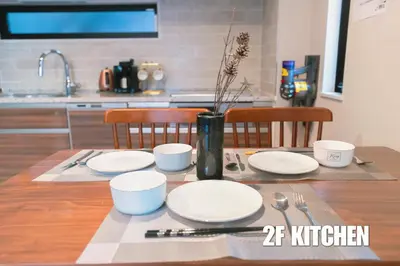 a table with plates and a vase with flowers on it at \u65b0\u5bbf\u4e2d\u5fc3\u9ad8\u7d1a\u7a00\u6709\u65b0\u5efa\u5225\u5885\uff0cJR\u7dda\u65b0\u5927\u4e45\u4fdd\u5f92\u6b654\u5206\u9418\u9732\u53f0\u514d\u8cbbWi-Fi in Tokyo