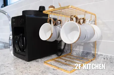 a rack of coffee cups hanging from a toaster oven at \u65b0\u5bbf\u4e2d\u5fc3\u9ad8\u7d1a\u7a00\u6709\u65b0\u5efa\u5225\u5885\uff0cJR\u7dda\u65b0\u5927\u4e45\u4fdd\u5f92\u6b654\u5206\u9418\u9732\u53f0\u514d\u8cbbWi-Fi in Tokyo