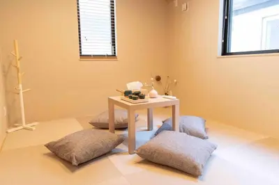 a room with a table and two ottomans at \u65b0\u5bbf\u4e2d\u5fc3\u9ad8\u7d1a\u7a00\u6709\u65b0\u5efa\u5225\u5885\uff0cJR\u7dda\u65b0\u5927\u4e45\u4fdd\u5f92\u6b654\u5206\u9418\u9732\u53f0\u514d\u8cbbWi-Fi in Tokyo