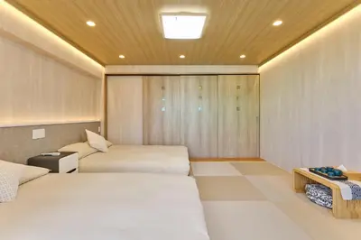 a bedroom with two beds and a wooden ceiling at \u65b0\u5bbf\u5e02\u4e2d\u5fc3\u65e5\u5f0f\u6837\u5f0f\u516c\u5bd3\uff0c\u7d27\u90bb\u5546\u4e1a\u5730\u57df\u97e9\u56fd\u8857\u514d\u8d39Wi-Fi in Tokyo