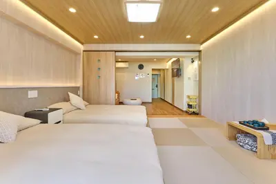 a hotel room with two beds and a room with at \u65b0\u5bbf\u5e02\u4e2d\u5fc3\u65e5\u5f0f\u6837\u5f0f\u516c\u5bd3\uff0c\u7d27\u90bb\u5546\u4e1a\u5730\u57df\u97e9\u56fd\u8857\u514d\u8d39Wi-Fi in Tokyo