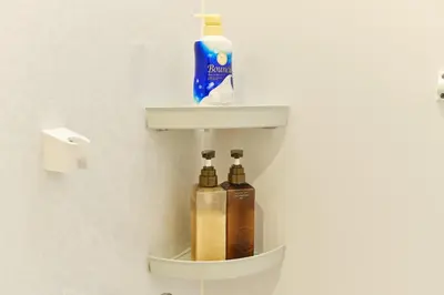 a shelf in a bathroom with two bottles of soap at \u65b0\u5bbf\u5e02\u4e2d\u5fc3\u65e5\u5f0f\u6837\u5f0f\u516c\u5bd3\uff0c\u7d27\u90bb\u5546\u4e1a\u5730\u57df\u97e9\u56fd\u8857\u514d\u8d39Wi-Fi in Tokyo