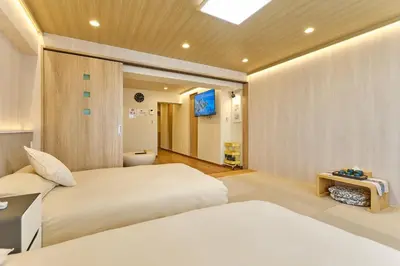 a bedroom with two beds and a bathroom at \u65b0\u5bbf\u5e02\u4e2d\u5fc3\u65e5\u5f0f\u6837\u5f0f\u516c\u5bd3\uff0c\u7d27\u90bb\u5546\u4e1a\u5730\u57df\u97e9\u56fd\u8857\u514d\u8d39Wi-Fi in Tokyo