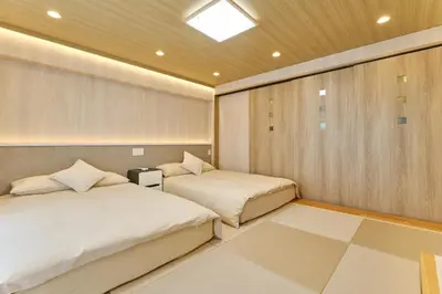 a bedroom with two beds and a ceiling at \u65b0\u5bbf\u5e02\u4e2d\u5fc3\u65e5\u5f0f\u6837\u5f0f\u516c\u5bd3\uff0c\u7d27\u90bb\u5546\u4e1a\u5730\u57df\u97e9\u56fd\u8857\u514d\u8d39Wi-Fi in Tokyo