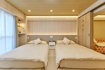 two beds in a room with a window at \u65b0\u5bbf\u5e02\u4e2d\u5fc3\u65e5\u5f0f\u6837\u5f0f\u516c\u5bd3\uff0c\u7d27\u90bb\u5546\u4e1a\u5730\u57df\u97e9\u56fd\u8857\u514d\u8d39Wi-Fi in Tokyo
