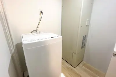 a white washer and dryer in a room at \u30bf\u30b9\u30adsmart\u66d9\u6a4b in Tokyo