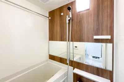 a bathroom with a tub and a shower stall at \u30bf\u30b9\u30adsmart\u66d9\u6a4b in Tokyo