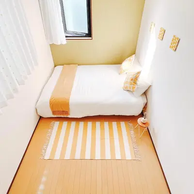 a small bedroom with a bed and a window at \u5c0f\u6625\u65e5\u548c_SOLAMO_\u5fae\u751c\u9928 in Tokyo