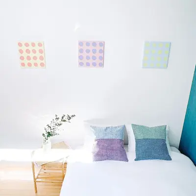 a bedroom with a bed with blue and white pillows at \u5c0f\u6625\u65e5\u548c_SOLAMO_\u5fae\u751c\u9928 in Tokyo