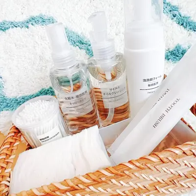 a basket filled with bottles of essential oils and towels at \u5c0f\u6625\u65e5\u548c_SOLAMO_\u5fae\u751c\u9928 in Tokyo