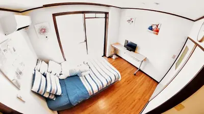 a small room with a bed and a television at JING HOUSE渋谷ダブルベッド/新宿・渋谷駅近 in Tokyo