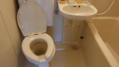 a small bathroom with a toilet and a sink at JING HOUSE渋谷ダブルベッド/新宿・渋谷駅近 in Tokyo