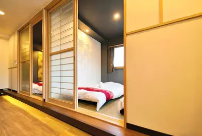 a bedroom with a bed in a room with windows at ohayo\u62bc\u4e0a in Tokyo
