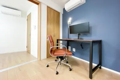 a desk with a computer and a chair in a room at \u30bf\u30b9\u30adsmart\u6771\u4e2d\u91ce in Tokyo