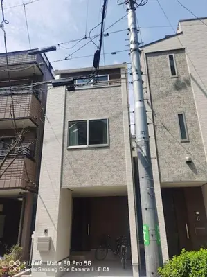 a pole in front of a building next to a street at \u5c71\u624b\u7dda\u7530\u7aef\u99c5\u304b\u3089\u5f92\u6b695\u5206\u3001\u3068\u3066\u3082\u4fbf\u5229\u306a\u5834\u6240\u3067\u3059 in Tokyo