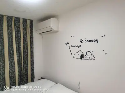 a bedroom with a wall with a dog decal on it at \u5c71\u624b\u7dda\u7530\u7aef\u99c5\u304b\u3089\u5f92\u6b695\u5206\u3001\u3068\u3066\u3082\u4fbf\u5229\u306a\u5834\u6240\u3067\u3059 in Tokyo