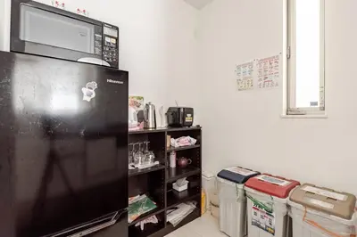 a microwave on top of a refrigerator in a kitchen at \u5c71\u624b\u7dda\u7530\u7aef\u99c5\u304b\u3089\u5f92\u6b695\u5206\u3001\u3068\u3066\u3082\u4fbf\u5229\u306a\u5834\u6240\u3067\u3059 in Tokyo