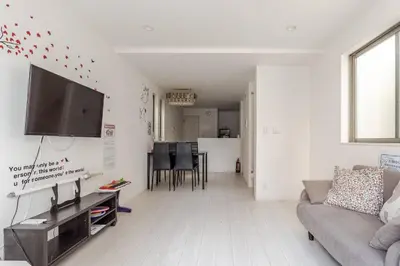 a living room with a couch and a flat screen tv at \u5c71\u624b\u7dda\u7530\u7aef\u99c5\u304b\u3089\u5f92\u6b695\u5206\u3001\u3068\u3066\u3082\u4fbf\u5229\u306a\u5834\u6240\u3067\u3059 in Tokyo