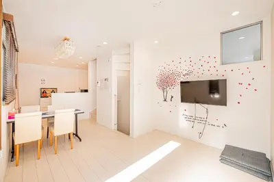 a dining room with a table and a tv on a wall at SkyTreeStayHotel2\u9418\u30f6\u6df5\u99c5\u304b\u3089\u5f92\u6b694\u5206\u5929\u4e95\u304b\u3089skytree\u304c\u898b\u3048\u307e\u3059 in Tokyo