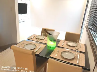 a table with two chairs and a green blender on it at SkyTreeStayHotel2\u9418\u30f6\u6df5\u99c5\u304b\u3089\u5f92\u6b694\u5206\u5929\u4e95\u304b\u3089skytree\u304c\u898b\u3048\u307e\u3059 in Tokyo