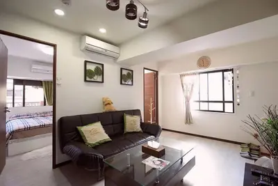 a living room with a couch and a glass table at \u65b0\u5bbf\u5e02\u4e2d\u5fc3JR\u7ebf\u65b0\u5927\u4e45\u4fdd\u4e09\u5206\u949f\u7d27\u90bb\u97e9\u56fd\u8857\u514d\u8d39Wi-Fi in Tokyo