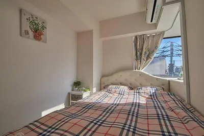 a bedroom with a bed and a window at \u65b0\u5bbf\u5e02\u4e2d\u5fc3JR\u7ebf\u65b0\u5927\u4e45\u4fdd\u4e09\u5206\u949f\u7d27\u90bb\u97e9\u56fd\u8857\u514d\u8d39Wi-Fi in Tokyo