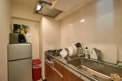 a small kitchen with a sink and a refrigerator at \u65b0\u5bbf\u5e02\u4e2d\u5fc3JR\u7ebf\u65b0\u5927\u4e45\u4fdd\u4e09\u5206\u949f\u7d27\u90bb\u97e9\u56fd\u8857\u514d\u8d39Wi-Fi in Tokyo