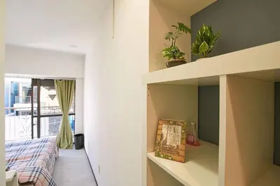 a room with a bedroom with a bed and a window at \u65b0\u5bbf\u5e02\u4e2d\u5fc3JR\u7ebf\u65b0\u5927\u4e45\u4fdd\u4e09\u5206\u949f\u7d27\u90bb\u97e9\u56fd\u8857\u514d\u8d39Wi-Fi in Tokyo