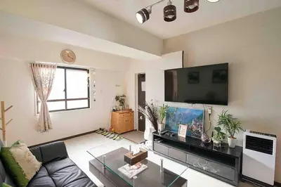 a living room with a couch and a flat screen tv at \u65b0\u5bbf\u5e02\u4e2d\u5fc3JR\u7ebf\u65b0\u5927\u4e45\u4fdd\u4e09\u5206\u949f\u7d27\u90bb\u97e9\u56fd\u8857\u514d\u8d39Wi-Fi in Tokyo